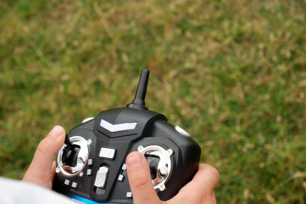 孩子手里拿着无线遥控器。图片下载