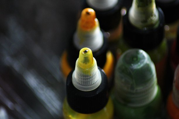 纹身用品墨水瓶黄色和橙色图片下载