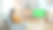 女孩坐在家里的沙发上，看着绿色屏幕，放松。男人在舒适的房间里看体育比赛，新闻，情景喜剧电视节目或电影。图片下载