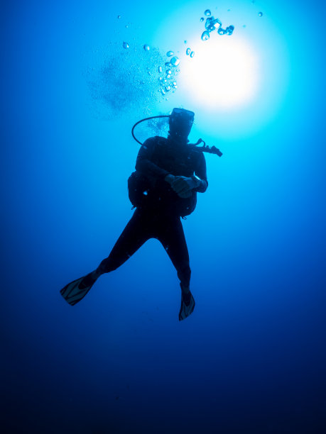 在蓝色的深海里潜水的人图片下载