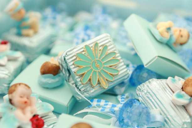 蓝色小包装糖果，婴儿和鲜花装饰，新生儿房，包装巧克力图片下载