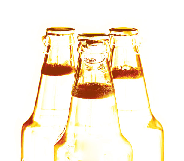 背光下的啤酒瓶图片下载