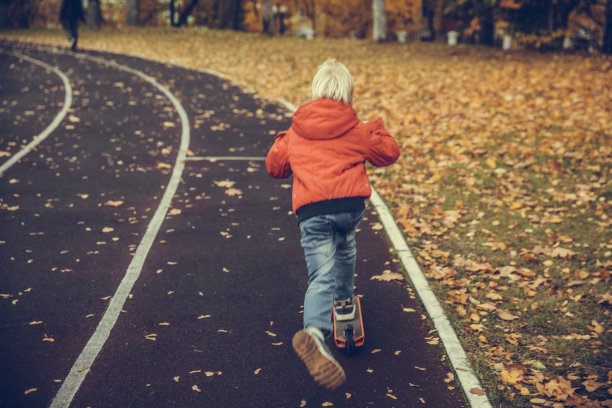 骑摩托车的男孩图片下载