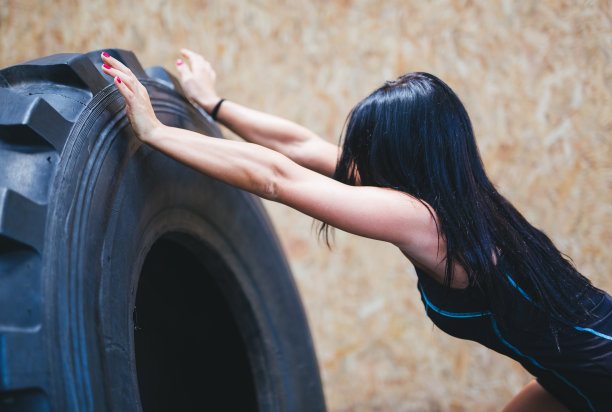 锻炼与轮胎图片下载