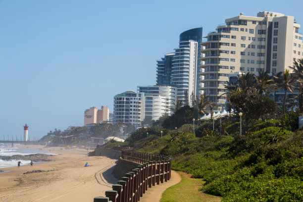 乌姆兰加岩石长廊上的住宅建筑和酒店图片下载