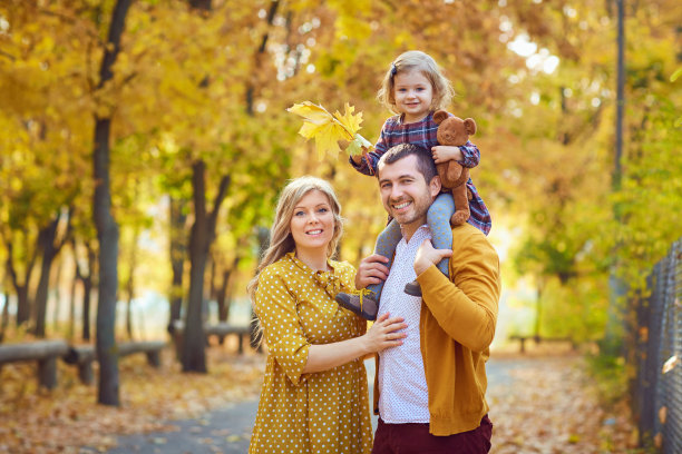 一家人在黄色公园里玩耍。图片下载