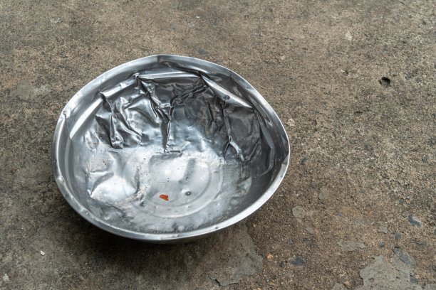 一个旧的用过的不锈钢狗食碗图片下载