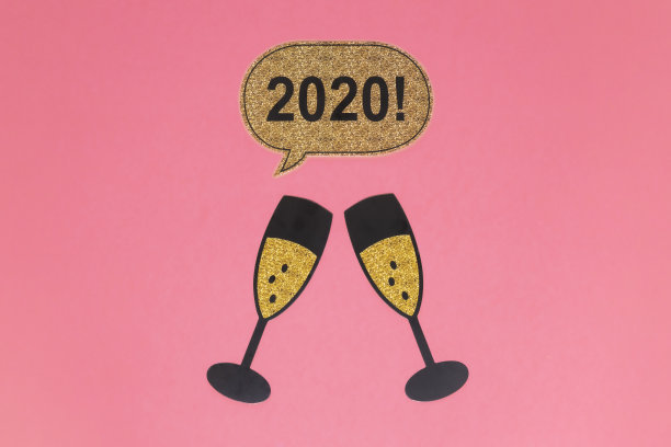 粉色背景的派对元素。新年快乐理念。图片下载