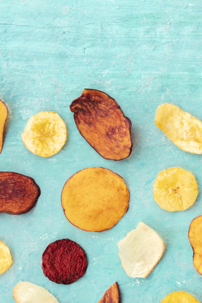 干果和蔬菜片，上方拍摄与文字的地方。健康的素食零食，有机食品平铺模式在一个蓝色的背景与copyspace图片下载