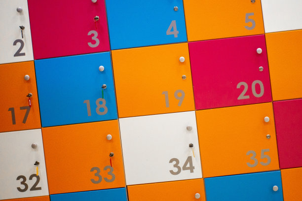 多色运动金属柜与锁，数字和钥匙。特写照片。有选择性的重点图片下载