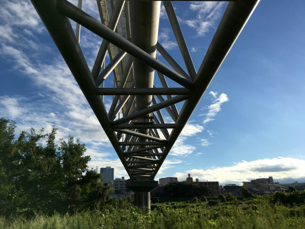 一座横跨大河的神秘桥。图片下载