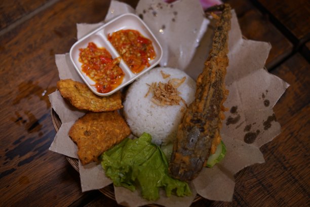 皮el Lele或油炸鲶鱼是印尼的传统食品图片下载