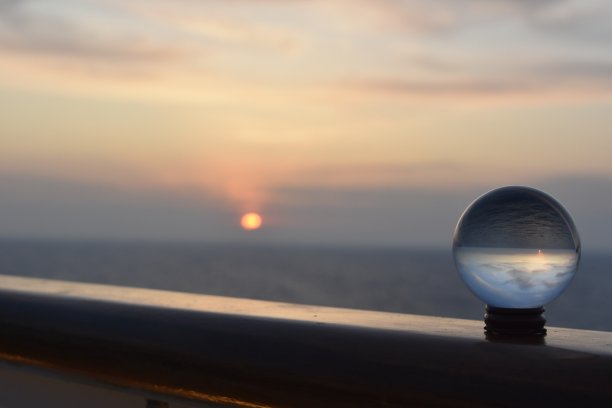 透过水晶球看大海图片下载