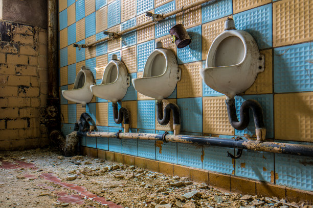 老男人在工厂里撒尿图片下载