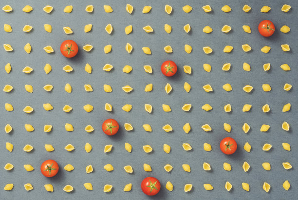 贝壳面平铺在蓝色的背景上图片下载