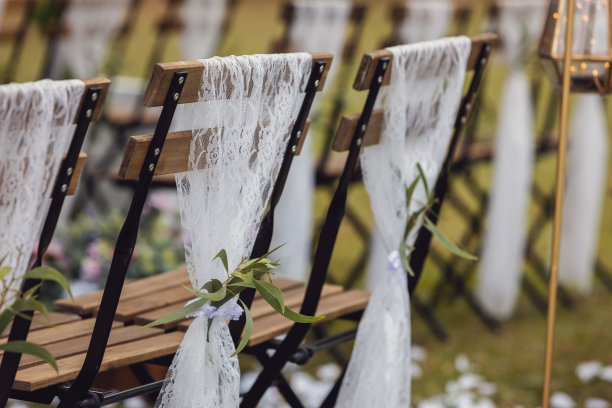 婚礼上椅子上的蕾丝细节图片下载