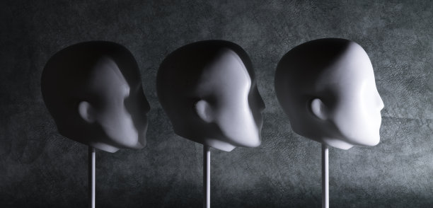 未知，无脸人体模型头孤立在深绿色背景图片下载