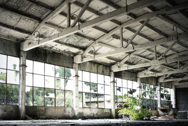 废弃的建筑内部。后苏联时代部分毁坏的仓库建筑图片下载