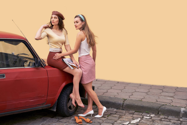 年轻美丽的女孩穿着复古的复古风格享受古老的欧洲城市的生活方式图片下载