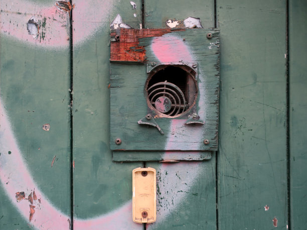 绿色木门破损，铃铛破损，漆成粉红色图片下载