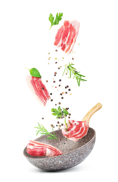 烹饪概念。蔬菜和培根落在一个孤立的平底锅上，背景是白色的。健康食品。图片下载