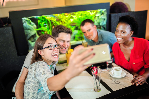 在餐厅享受的朋友图片下载