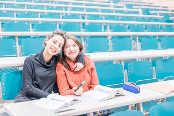 学生们在教室里摆姿势照相图片下载