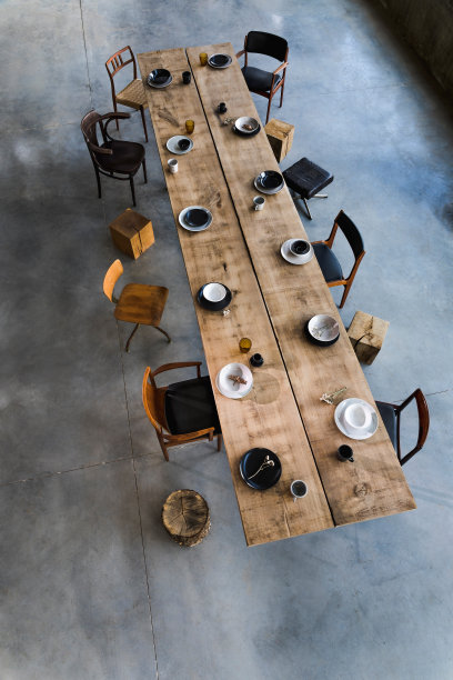 时尚和现代的室内设计会议室设计橡木桌子，许多复古的椅子，木制立方体，盘子和优雅的配件。水泥地面。模板。办公室开放空间。前视图。图片下载