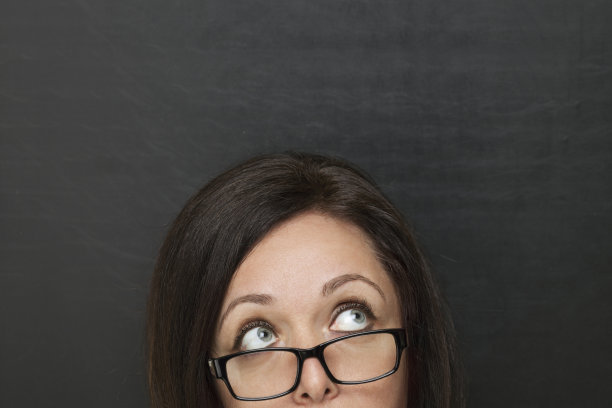 女人在黑板上图片下载