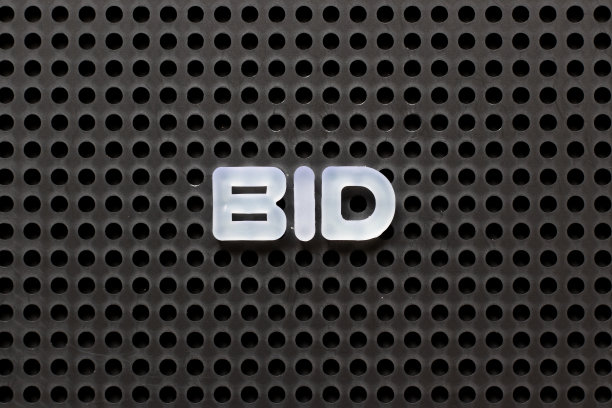 黑色的彩色钉板与白色的字母在字投标图片下载