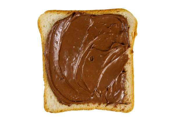 一片面包与美味的榛子巧克力散布在孤立的白色背景图片下载