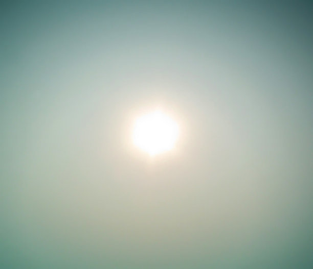 闪亮的太阳和雾蒙蒙的青色天空图片下载