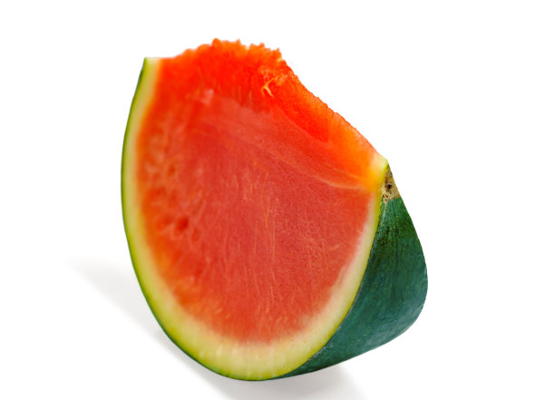 孤立的西瓜与切好的西瓜片，红色果肉在白色的背景图片下载