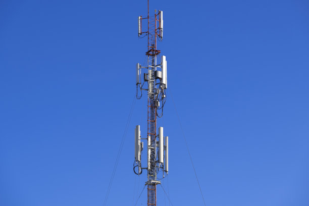 电信电话信号传输塔以美丽的蓝天为背景图片下载
