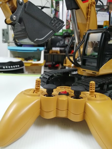 遥控玩具靠近。图片下载