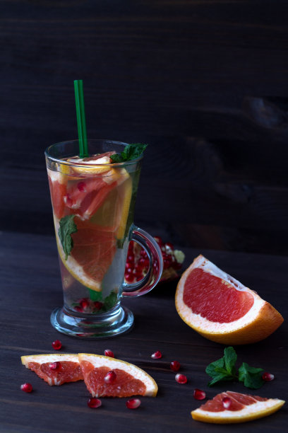 健康饮食。新鲜的红色鸡尾酒，配上成熟的葡萄柚和石榴。排毒水。饮食健康饮食和减肥概念，复制文字空间图片下载