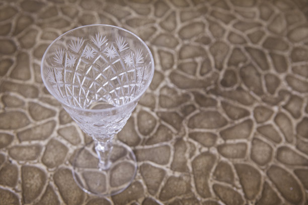 空玻璃尖锐的石头背景图片下载