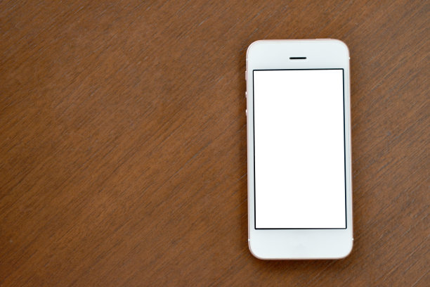 木桌上的智能手机模型图片下载