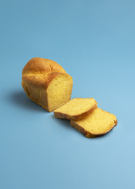 玉米面包和切片。新鲜出炉的玉米粉面包图片下载