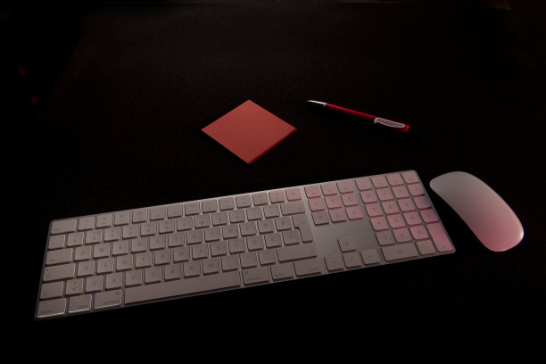 白色键盘和鼠标在黑色背景图片下载