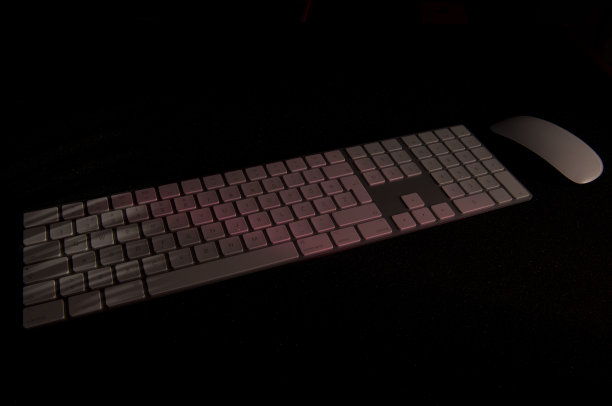 白色键盘和鼠标在黑色背景图片下载