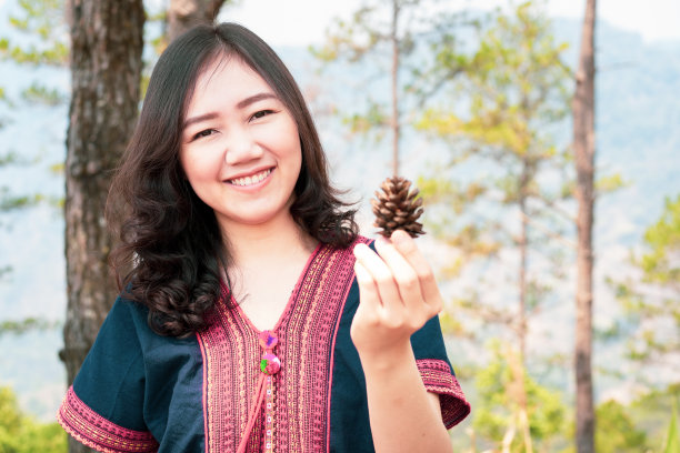 女人在自然界中。图片下载