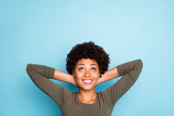 上面的高角度照片积极开朗的黑皮肤的女孩有周末休息放松躺着看copyspace想象梦想穿着休闲风格的服装孤立在蓝色背景图片下载