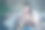 照片中的痛苦女士拿着杯子和餐巾纸喝感冒药，盖着毯子，穿着套衫和牛仔裤坐在沙发上图片下载