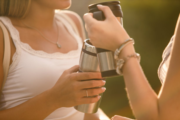剪下女友在温暖的夏日阳光下喝咖啡的照片图片下载