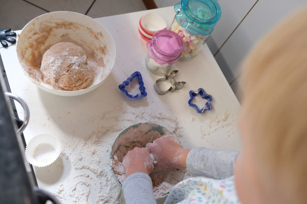 准备曲奇饼的小手图片下载