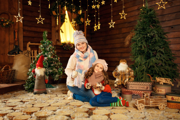 母亲和女儿和可爱的兔子躺在地板上的全家福照片。圣诞装饰图片下载