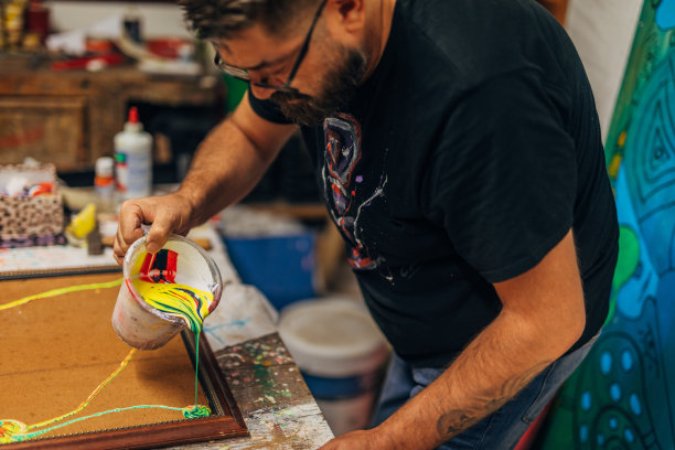 男性艺术家绘画图片下载