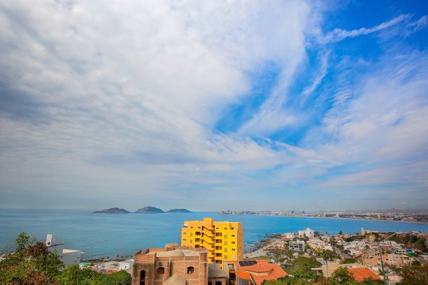 马萨特兰海滨长廊(El Malecon)与海洋瞭望和风景优美图片下载