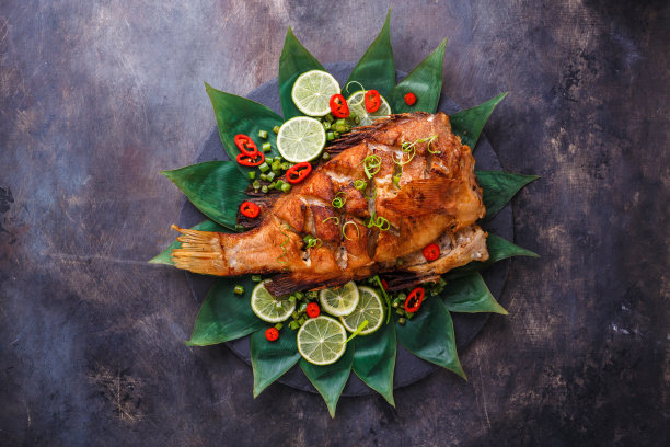 泰国菜，麻辣鱼和椰子饭。图片下载